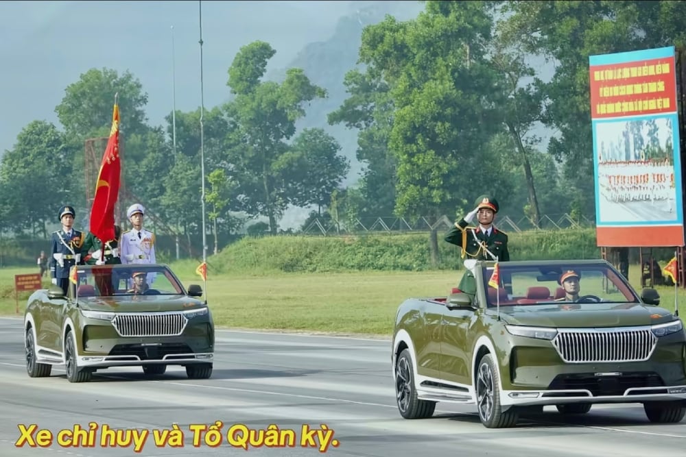 Xe chỉ huy và Tổ Quân kỳ